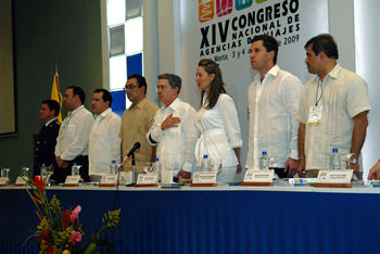 En la instalación del XIV Congreso Nacional de Agencias de Viajes, efectuada en Santa Marta, el Presidente Álvaro Uribe entona el Himno Nacional acompañado del Gerente de Satena, general Héctor Campo; el Ministro de Comercio, Industria y Turismo, Luis Guillermo Plata; el Gobernador del Magdalena, Omar Diazgranados; el Presidente de Anato, Sergio Diazgranados; la Presidenta del evento, Paula Cortés; el Alcalde de Santa Marta, Juan Pablo Dìazgranados y el Viceministro de Turismo, Oscar Rueda García.