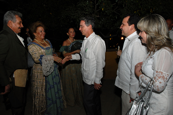 A su llegada a la Quinta de San Pedro Alejandrino, en Santa Marta, donde se llevó a cabo la presentación del programa ‘Saboreando Nuestra Historia’, el Presidente Álvaro Uribe fue recibido por los guías del lugar, vestidos con trajes de la época de la Independencia. 