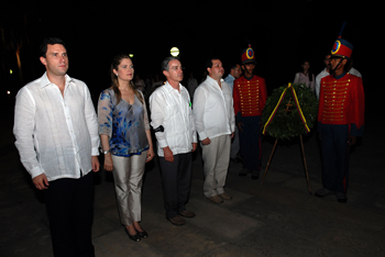 Acompañado por la Consejera Presidencial para el Bicentenario, María Cecilia Donado, el Presidente Uribe colocó una ofrenda floral en el monumento al Libertador Simón Bolívar en la Quinta de San Pedro Alejandrino, momentos antes de iniciar la cena en la que fue presentado el Programa ‘Saboreando Nuestra Historia’. Junto a ellos el Gobernador del Magdalena, Omar Ricardo Díaz-Granados, y el Alcalde de Santa Marta, Juan Pablo Díaz-Granados. 