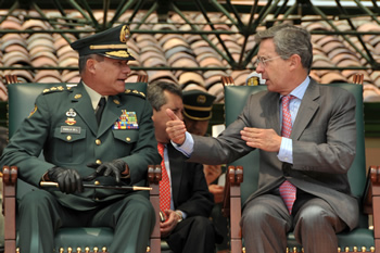 El Presidente Álvaro Uribe dialoga con el Ministro de Defensa encargado y Comandante de las Fuerzas Militares, General Freddy Padilla de León, durante la ceremonia de ascensos de un grupo de jóvenes a subtenientes del Ejército, que se cumplió este miércoles en la Escuela Militar de Cadetes General José María Córdova, de Bogotá.