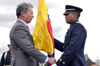 El Presidente de la República, Álvaro Uribe Vélez, entregó el Pabellón Nacional al subteniente del Ejército Juan Guillermo González Quintana, primer puesto del Curso ‘Brigadier General Rafael Navas Pardo’. La ceremonia se cumplió este miércoles en el campo de paradas de la Escuela Militar de Cadetes.