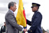 El Presidente de la República, Álvaro Uribe Vélez, entregó el Pabellón Nacional al subteniente del Ejército Juan Guillermo González Quintana, primer puesto del Curso ‘Brigadier General Rafael Navas Pardo’. La ceremonia se cumplió este miércoles en el campo de paradas de la Escuela Militar de Cadetes.