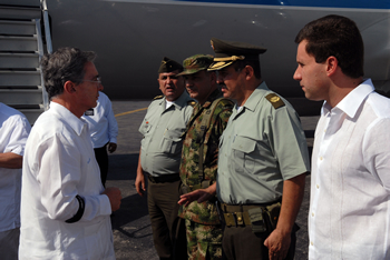 A su llegada este miércoles al Aeropuerto Simón Bolívar de Santa Marta, para asistir al Congreso Nacional de Agencias de Viajes, el Presidente Álvaro Uribe Vélez saludó (de izq. a der.)  a los comandantes de la Región No. 8 de la Policía, general Oscar Gamboa Argüello; de la Segunda División del Ejército, coronel Arbey Garcìa, Narváez y del Departamento de Policía Magdalena, coronel Roque Ángel Lara, así como al Alcalde Distrital, Juan Pablo Díaz-Granados.