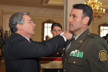 El Presidente Álvaro Uribe Vélez impuso las insignias de coronel de la Policía al oficial Hugo Hernando Silva Zambrano, Jefe de Seguridad de las instalaciones presidenciales. El Mandatario le agradeció por su invaluable labor en la seguridad de las sedes presidenciales, durante los últimos seis años.