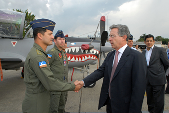 A su llegada este jueves a la Escuela Militar de Aviación ‘Marco Fidel Surez’ de Cali, donde lidera un Consejo de Seguridad, el Presidente Álvaro Uribe saludó a la tripulación de la aeronave Súper Tucano A-29, comandada por el capitán Leonardo Montealegre. 