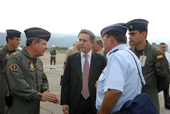 El Presidente Álvaro Uribe dialoga con el Director de la Escuela Militar de Aviación ‘Marco Fidel Suárez’, general Juan Carlos Ramírez, y a otros altos oficiales, previamente al Consejo de Seguridad que se realizó este jueves 4 de junio en Cali.