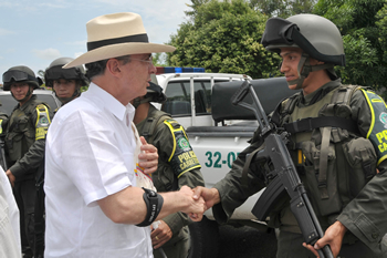 Fortalecer el ‘Plan Candado’ contra el terrorismo, pidió el Presidente Álvaro Uribe durante el Consejo Comunal celebrado este sábado en Arauca. En la imagen el Mandatario saluda a un miembro de la Fuerza Pública.