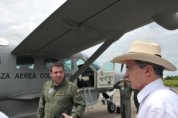 Al llegar este sábado al aeropuerto ‘Santiago Pérez’ de Arauca, el Presidente Álvaro Uribe inspeccionó el segundo avión-ambulancia de la Fuerza Aérea Colombiana y el Ministerio de la Protección Social, que servirá para trasladar a hospitales a pacientes de la región.