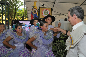 En el colegio ‘General Santander’ de Arauca, donde lideró este sábado el Consejo Comunal de Gobierno, el Presidente Álvaro Uribe saludó a los niños y las niñas que interpretaron un baile llanero, durante la apertura del evento.