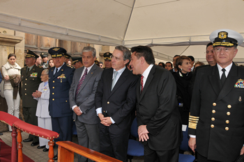 El Alcalde de Tunja, Arturo José Montejo Niño, le cuenta al Presidente Álvaro Uribe Vélez, detalles sobre la Virgen del Milagro, patrona de la Fuerza Aérea Colombiana (FAC), cuya fiesta se celebró este domingo con una misa campal en la capital boyacense. Asistieron también los comandantes de la FAC, general Jorge Ballesteros, y de la Armada Nacional, almirante Guillermo Barrera Hurtado, y el Gobernador (e) de Boyacá, Óscar Ramírez.