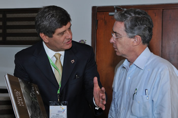 El presidente de la República, Álvaro Uribe Vélez, dialogó con el ex vicepresidente, académico y empresario peruano Raúl Diez Canseco Terry, quien asiste a la Cumbre Regional de Microcrédito para América Latina y el Caribe, que se inauguró este lunes en Cartagena. Díez Canseco le presentó al Mandatario su libro ‘Imperio de luz’, que reúne ensayos de destacadas personalidades de Perú sobre los incas y Machu Picchu.