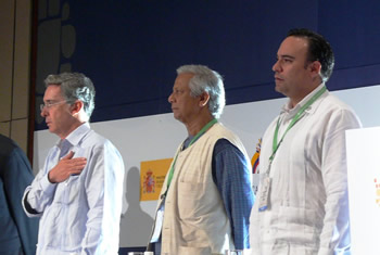 El Presidente Álvaro Uribe Vélez, el Profesor Muhammad Yunus, fundador del Grameen Bank en Bangladesh; y el Ministro de Comercio, Industria y Turismo, Luis Guillermo Plata, escuchan el Himno Nacional durante la instalación de la Cumbre Regional de Microcrédito para América Latina y el Caribe, que se llevó a cabo este lunes en Cartagena.