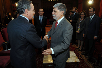 El Canciller de Brasil, Celso Amorim, se reunió este lunes con el Presidente Álvaro Uribe Vélez, en la Casa de Nariño. Los acompañaron el Canciller de Colombia, Jaime Bermúdez; el Embajador de Brasil en Colombia, Valdemar Carneiro, y la Vicecanciller colombiana, Clemencia Forero, entre otros. Durante el encuentro se trataron temas de interés para las dos naciones.    