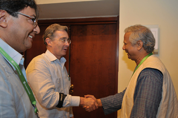 El Presidente Álvaro Uribe saluda a Muhammad Yunus, Nobel de Paz en el año 2006 y Director del Grameen Bank, con quien tuvo una reunión antes de instalar la Cumbre Regional de Microcrédito para América Latina y el Caribe, en la ciudad de Cartagena. Observa Carlos Moya, Director de la Banca de las Oportunidades.