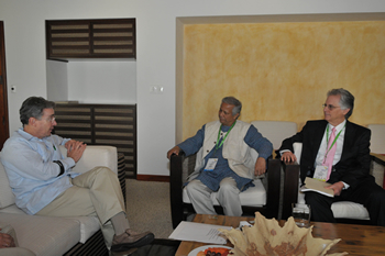 Antes de la instalación de la Cumbre Regional de Microcrédito, en Cartagena, el Presidente Álvaro Uribe se reunió con el Nobel de Paz en el año 2006, Muhammad Yunus, y con el Director de la Campaña de la ‘Cumbre de Microcrédito’, Sam Daley – Harris, con quienes revisó el avance de las microfinanzas en la región.