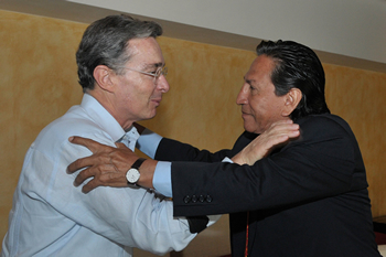 El Presidente Álvaro Uribe saluda al ex presidente del Perú, Alejandro Toledo, con quien tuvo una reunión este lunes, antes de la instalación de la Cumbre Regional de Microcrédito que se cumple en Cartagena. 