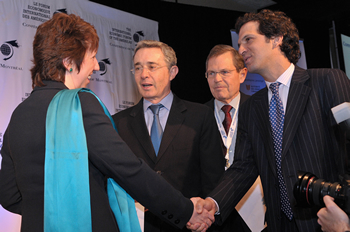 El Presidente Álvaro Uribe Vélez, y el Ministro de Relaciones Exteriores, Jaime Bermúdez Merizalde, saludan a directivos del Foro Económico Internacional de las Américas, que se celebra en Montreal, Canadá. El Jefe de Estado manifestó en la reunión que en Colombia todos los días se trabaja para derrotar la impunidad. 