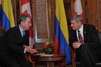 El Presidente Álvaro Uribe Vélez y el Primer Ministro de Canadá, Stephen Harper, sostuvieron este miércoles un encuentro privado en la sede del Parlamento de ese país, en Ottawa.  La reunión duró cerca de 25 minutos, durante los cuales revisaron temas políticos, económicos y culturales, de interés para las dos naciones. 