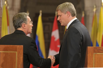 El Presidente Álvaro Uribe Vélez y el Primer Ministro de Canadá, Stephen Harper, al término de la rueda de prensa que los dos ofrecieron este miércoles en Ottawa. Minutos antes, Uribe y Harper sostuvieron una reunión privada y luego un encuentro ampliado, al que asistieron altos funcionarios de los dos gobiernos.