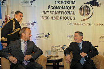 El Presidente de la República, Álvaro Uribe Vélez, dialoga con Stockwell Day, Ministro de Comercio Internacional de Canadá, minutos antes de la instalación del Foro Económico Internacional de las Américas, celebrado este miércoles en Montreal. 