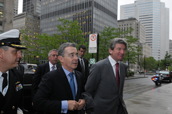 El Presidente Álvaro Uribe Vélez fue recibido por Michel Brunet, Directivo de Frase Milner & Casgrain, al llegar a un desayuno con 20 empresarios canadienses en Montreal.