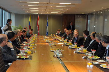 El Presidente de la República, Álvaro Uribe Vélez, participó este miércoles en Montreal en un desayuno de trabajo con veinte directivos de empresas canadienses. El Mandatario hizo una exposición sobre los avances registrados en materia de seguridad, economía y temas sociales en Colombia y explicó a los empresarios que la palabra clave de su Gobierno es ‘confianza’.