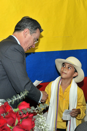 El Presidente de la República, Álvaro Uribe Vélez, saluda a un niño de la colonia colombiana a su llegada a la institución educativa Central Falls High School en Providence (Rhode Island), en el marco de su visita a Estados Unidos. Un grupo musical infantil recibió al Mandatario con flores y música típica colombiana.