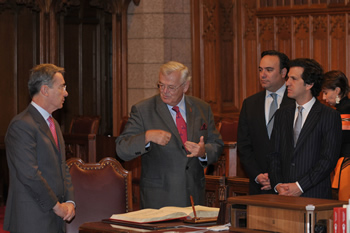 El Presidente Álvaro Uribe Vélez dialoga con el Presidente del Senado de Canadá, Noel Kinsella, este jueves 11 de junio, en la ciudad de Ottawa. También participaron en el encuentro el Canciller Jaime Bermúdez y el Ministro de Comercio, Luis Guillermo Plata.