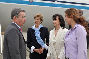 Las Embajadoras de Colombia en Washington y ante las Naciones Unidas, Carolina Barco y Claudia Blum, recibieron este jueves 11 de junio al Presidente de la República, Álvaro Uribe Vélez, en el Aeropuerto de Providence, Rhode Island, Estados Unidos, tras concluir una agenda de dos días en Canadá. 