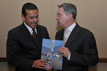 Al término de un encuentro entre el Presidente Álvaro Uribe Vélez y alcaldes de Estados Unidos, el mandatario de Los Ángeles, Antonio Villaraigosa, le obsequió al Jefe de Estado colombiano un libro que promociona su ciudad. 