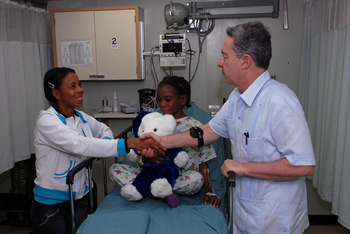 El Presidente Álvaro Uribe saluda a una niña de Tumaco que recibe atención médica en el barco hospital de los Estados Unidos que cumple labores humanitarias en ese municipio nariñense. La madre de la menor le agradeció al Jefe de Estado su visita, y le deseo éxitos en su labor. 
