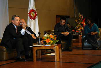 El Director del Sena, Darío Montoya, dialoga con el Presidente Álvaro Uribe durante el conversatorio con tres mil aprendices de la entidad, evento realizado este miércoles en la capital del país.