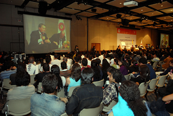 Tres mil aprendices del Sena (1.500 en Bogotá y los demás conectados por videoconferencia) tuvieron la oportunidad de dialogar este miércoles con el Presidente Álvaro Uribe sobre la crisis económica y su papel como nuevos emprendedores.