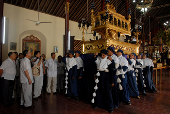 El Presidente Álvaro Uribe Vélez fue invitado este sábado a la Iglesia de San Agustín, de Mompós, donde le hicieron una breve presentación de los pasos con que se celebra la Semana Santa en esa localidad desde hace 445 años y que es una de las más solemnes y bellas de Colombia.  El Mandatario pidió que esa tradición sea difundida a todo el país por la televisión estatal.