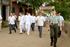 El Presidente de la República, Álvaro Uribe Vélez, recorrió este sábado las calles de la ciudad de Mompós, antes de llegar al Consejo Comunal que se celebró en la plaza pública, a orillas del Magdalena. El Jefe de Estado caminó por la calle de la Albarrada, acompañado por las autoridades momposinas.