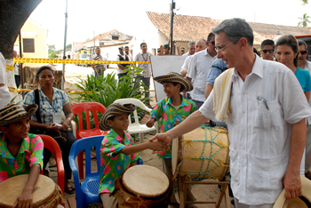 El Presidente Álvaro Uribe Vélez saluda a uno de los niños que conforman el la Unión Folclórica de Mompós, que lo recibieron con música típica de la región, antes del Consejo Comunal de Gobierno celebrado este sábado en esa isla rodeada por el río Magdalena.