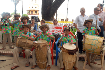 El grupo Unión Folclórica de Mompós, integrado por niños momposinos, amenizó el comienzo del Consejo Comunal que se llevó a cabo en esa ciudad de Bolívar, declarada patrimonio cultural e histórico de la humanidad.