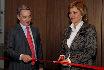 El Presidente de la República, Álvaro Uribe Vélez acompañó a la presidenta de la Cámara de Comercio de Bogotá, María Fernanda Ocampo, durante el corte de la cinta en la inauguración del nuevo centro empresarial del organismo, ubicado en el sector de Chapinero, en la capital del país.