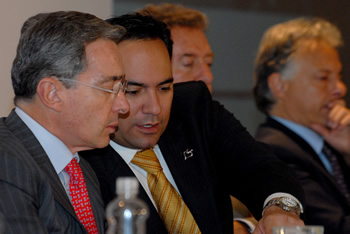 El Presidente Álvaro Uribe dialoga con el Ministro de Comercio, Industria y Turismo, Luis Guillermo Plata, durante la Asamblea anual de Afiliados de la Cámara de Comercio de Bogotá. Junto a ellos el Gobernador de Cundinamarca, Andrés González, y el presidente de la junta directiva de esta agremiación, Oswaldo Acevedo.