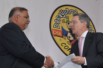 El Presidente Álvaro Uribe Vélez dialoga con el Representante en Colombia del Programa Mundial de Alimentos (PMA), Praveen Kumar Agrawal, durante el encuentro con agentes educativas y beneficiarios del programa 'Desayunos infantiles con amor', que impulsa el Instituto Colombiano de Bienestar Familiar (Icbf). El evento se realizó este jueves en la Plaza de los Artesanos, en Bogotá. 