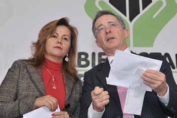 El Presidente Álvaro Uribe dialoga con la Directora del Instituto Colombiano de Bienestar Familiar (Icbf), Elvira Forero, durante en el encuentro con los agentes educativos y beneficiarios del programa 'Desayunos infantiles con amor', que lidera esa entidad y que se realizó este jueves en la Plaza de los Artesanos, en Bogotá. El Mandatario pidió enviar un mensaje ciudadano al Congreso para que no apruebe cargas que afecten al Icbf.  