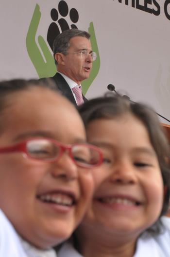 “Una Colombia con total nutrición. Ese es el camino”, manifestó este jueves en Bogotá el Presidente de la República, Álvaro Uribe Vélez, durante el encuentro con los agentes educativos y beneficiarios del programa 'Desayunos infantiles con amor', que lidera el Instituto Colombiano de Bienestar Familiar (Icbf).