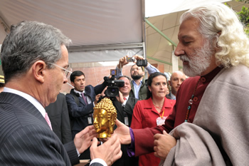 El Presidente Álvaro Uribe Vélez saludó este jueves al Presidente de la Fundación por la Transformación Humana, de Portugal, Alfredo Sfeeir, quien participó en el encuentro con agentes educativos y beneficiarios del programa 'Desayunos infantiles con amor', que se celebró en la Plaza de los Artesanos, en Bogotá.