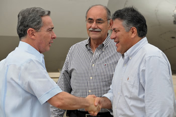 El Presidente Álvaro Uribe saluda al Alcalde de Bucaramanga, Fernando Vargas, a su llegada al aeropuerto Palonegro, de esta ciudad, donde se firmaron los contratos para los corredores de competitividad correspondientes a la doble calzada Bucaramanga - Cúcuta, la Troncal Central del Norte y la Transversal del Carare. Observa el Gobernador de Santander, Horacio Serpa. 