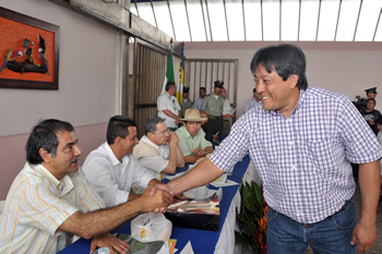 El Ministro de Transporte, Andrés Uriel Gallego, estrecha la mano del ingeniero Freddy García Guarín, representante del consorcio Las Palmeras, que construirá el corredor vial del mismo nombre, en una obra que requerirá inversiones por más de 50 mil millones de pesos.