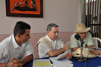 El Presidente Álvaro Uribe acompañado por el Gobernador encargado de Guaviare, Fernando González Ulloa (izq.) y por el Alcalde de San José del Guaviare, Pedro José Arenas García, durante la firma del contrato para la construcción del corredor vial Las Palmeras, que se cumplió este sábado en esa ciudad.