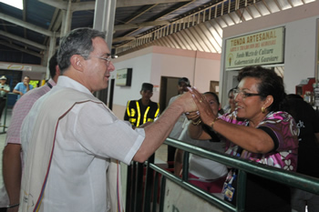 Una habitante de San José del Guaviare saluda al Presidente Álvaro Uribe Vélez a su llegada al aeropuerto del municipio, en donde este sábado el Mandatario asistió a la firma del contrato para la construcción del corredor vial Las Palmeras, dentro de la primera fase del programa de los Corredores Complementarios de  Competitividad.