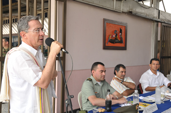 Durante la firma de los contratos para las vías de competitividad en el Guaviare, el Presidente Álvaro Uribe destacó que el Gobierno Nacional está arrebatándoles estas carreteras a los bandidos, para que las utilicen los colombianos de bien.