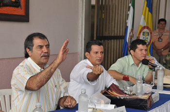 El Ministro de Transporte, Andrés Uriel Gallego, junto al Gobernador de Guaviare, Fernando González Ulloa, y al Alcalde de San José del Guaviare, Pedro Arenas, durante la firma del contrato para la construcción del corredor vial Las Palmeras, y del convenio de la transversal de La Macarena, que se cumplió este sábado con la asistencia del Presidente Álvaro Uribe. 