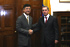 Saludo entre el Presidente Álvaro Uribe y el Secretario de Comercio de los Estados Unidos, Gary Locke, al inicio de la reunión de trabajo que cumplieron este lunes en Washington, y donde el Mandatario colombiano insistió en la necesidad de que el Congreso estadounidense ratifique el TLC entre ambos países, para evitar que se sigan perdiendo empleos como consecuencia de la caída en las exportaciones a ese mercado.